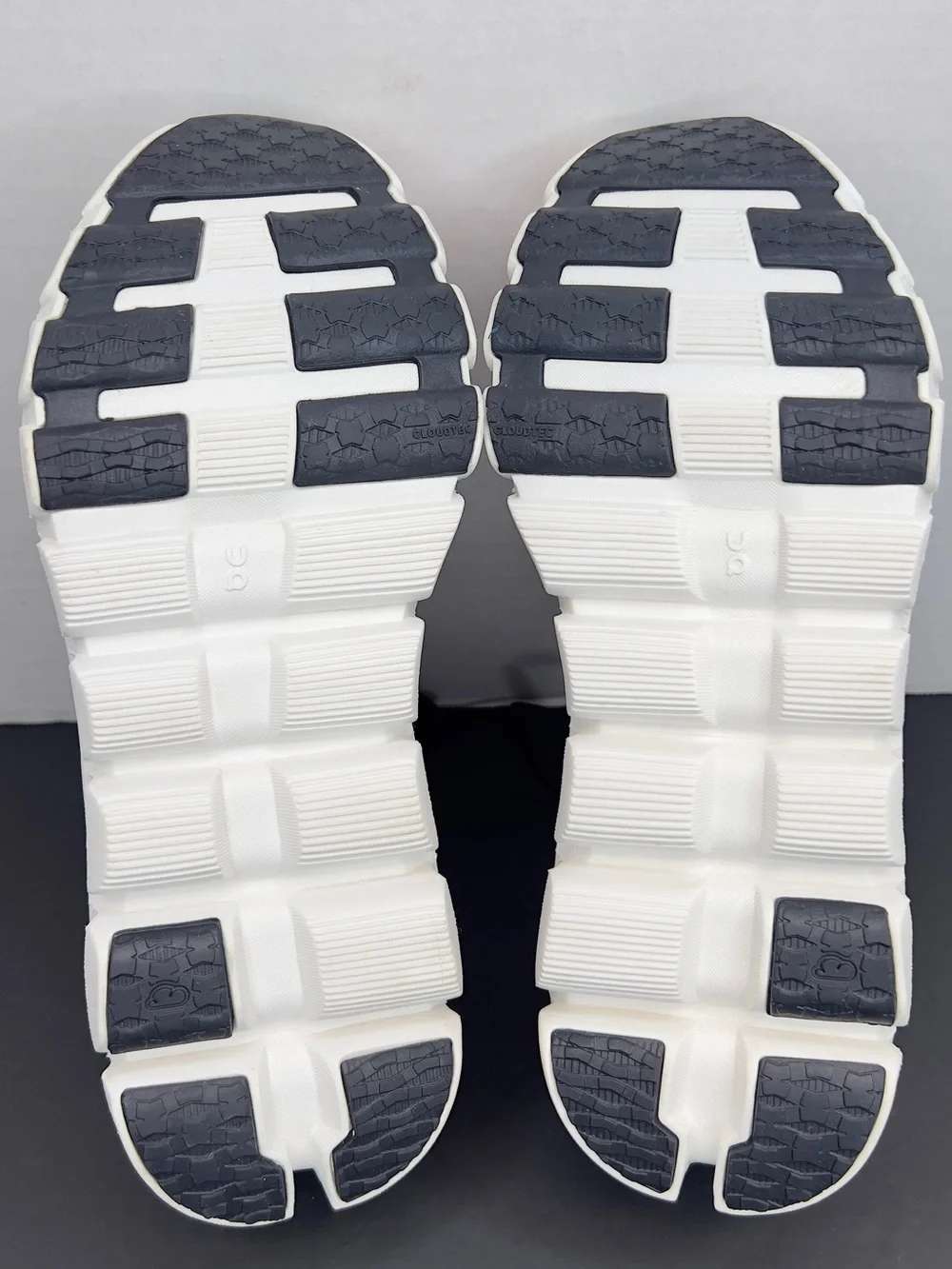 On Cloudflow 4 Women's Running Sz 8 in Quartz/Flame As New, Tried On Only No Box